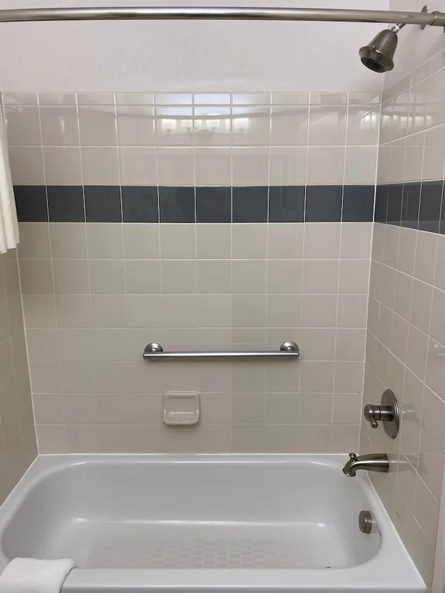 غرفة بسرير كينج، A Riverside Inn Travelodge by Wyndham 3/3