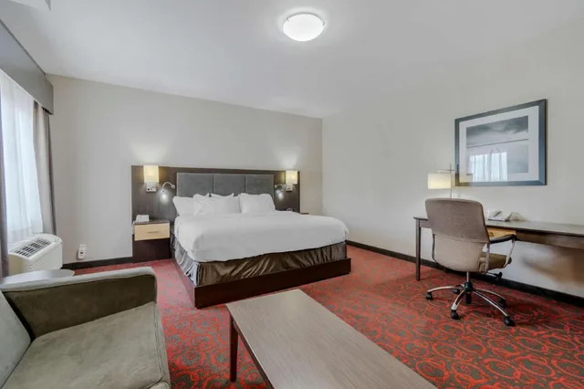 غرفة بسرير كينج مع أريكة يُسمح فيها بالحيوانات الأليفة، Best Western Plus Eastgate Inn Suites 6/7
