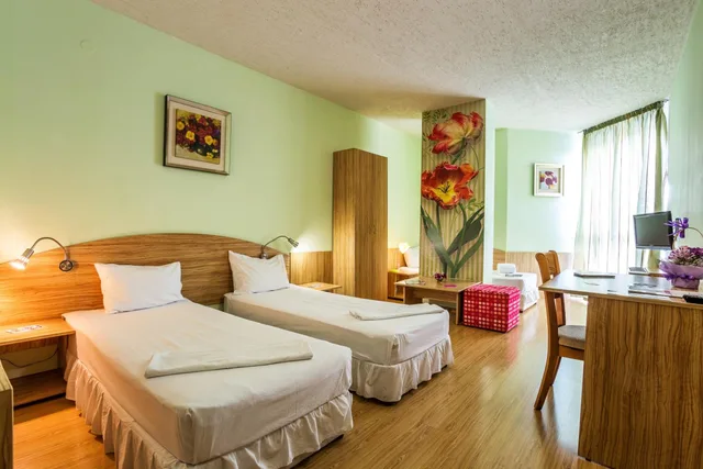 غرفة ثلاثية، Art Hotel Simona 5/8