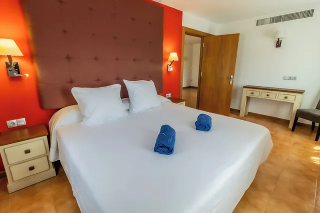 غرفة عائلية بسرير كوين مع أريكة، Paloma Blanca Boutique Hotel 1/3