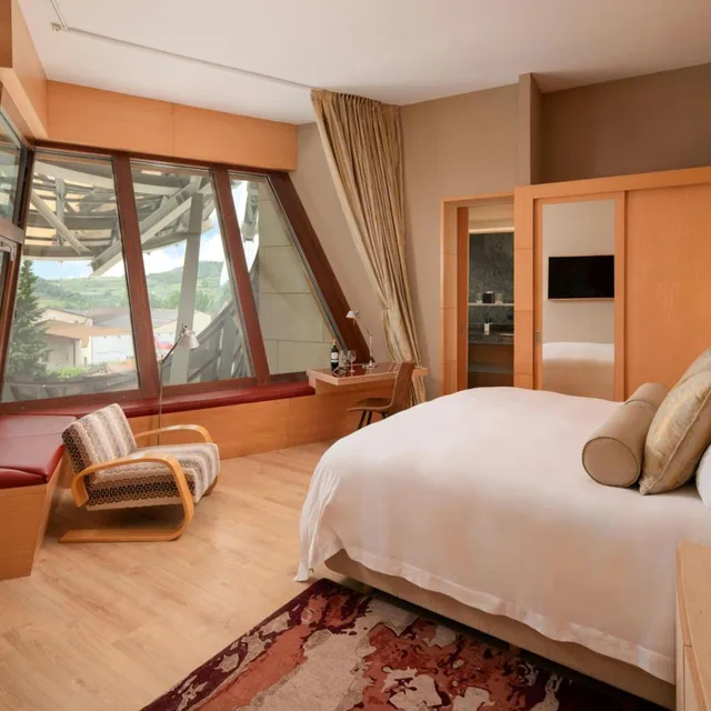 غرفة ديلوكس بسرير كينج بإطلالة على الجبل، Hotel Marques de Riscal A Luxury Collection Hotel Elciego 3/8