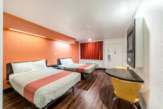 غرفة بسريرين مزدوجين، Motel6 San Antonio, TX - Frost Bank Center 1/1