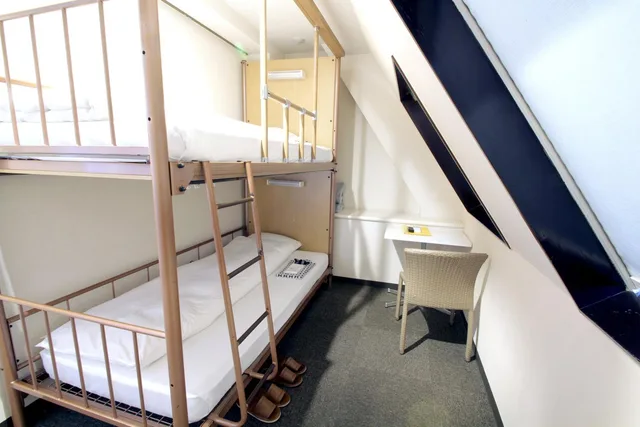غرفة بسريرين منفصلين وسرير بطابقين بحمام مشترك، Sakura Hotel Jimbocho 9/9