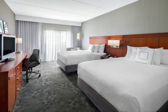 room, 2 queen beds, Courtyard Pittsburgh Airport 2/9