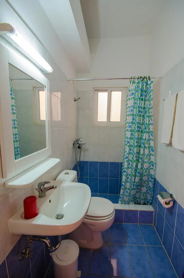 غرفة ثلاثية، Olympia Hotel 8/10