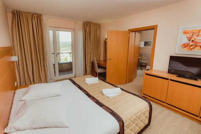 غرفة متصلة سوبيريور عائلية بسريرين كينج بشرفة، Family Hotel La Luna – All inclusive 1/6