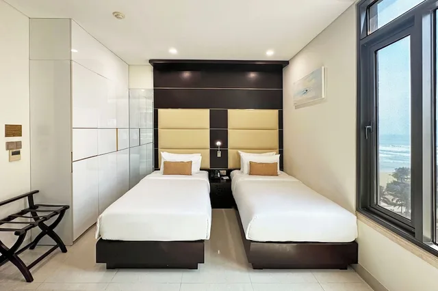غرفة ديلوكس بسريرين منفصلين بإطلالة جزئية على البحر، Holiday Beach Hotel Danang 2/10