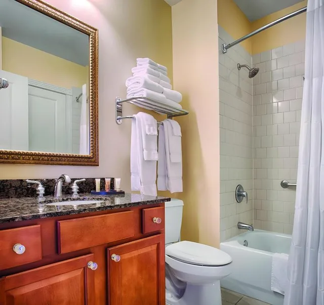 غرفة بسرير كينج بغرفة نوم واحدة مع أريكة، Club Wyndham La Belle Maison 3/3
