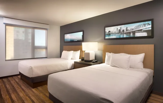 جناح بسريرين كوين مع أريكة بحوض استحمام، Hyatt House Portland/Downtown 1/2