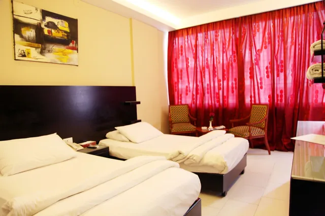 غرفة قياسية بسريرين منفصلين بإطلالة على المدينة، Le Marly Hotel 1/5