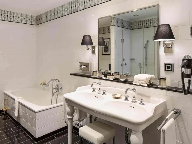 1 Bedroom, Celebrity, Suite, King Bed, Lake View, Living Area، Fairmont Vier Jahreszeiten 2/3