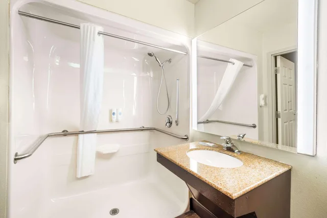 جناح بسرير كوين لذوي الإعاقة، Comfort Suites Suites Columbia at Harbison 7/7