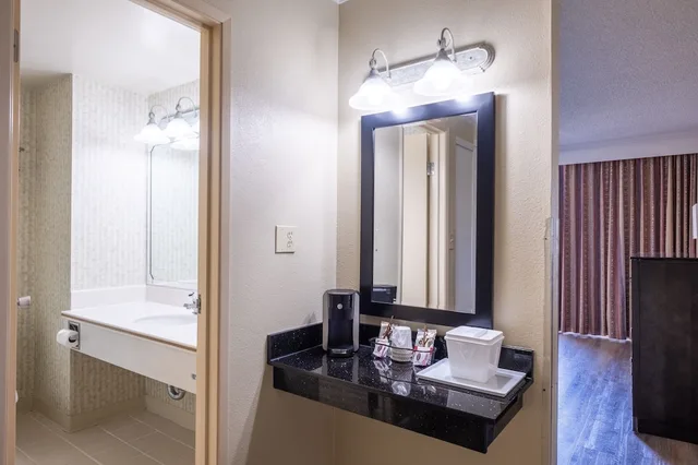 غرفة قياسية بسرير كينج، Travelodge By Wyndham Monterey Bay 10/10