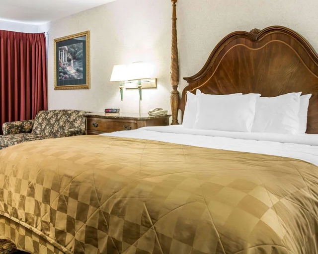 Room, Double Bed, Clarion Hotel Mackinaw City Beachfront 1/1