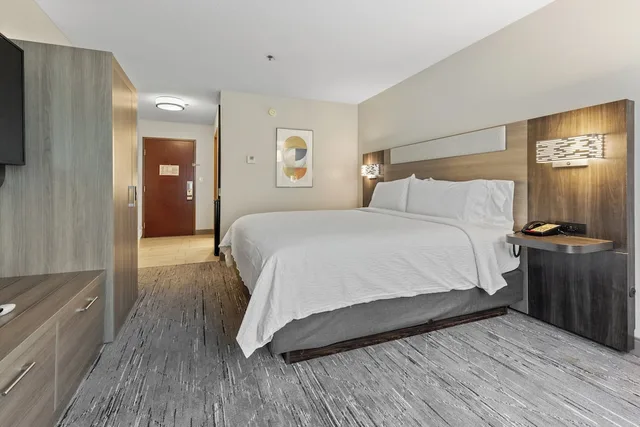 غرفة قياسية بسرير كينج، Holiday Inn Express Hotel And Suites Starkville 1/4
