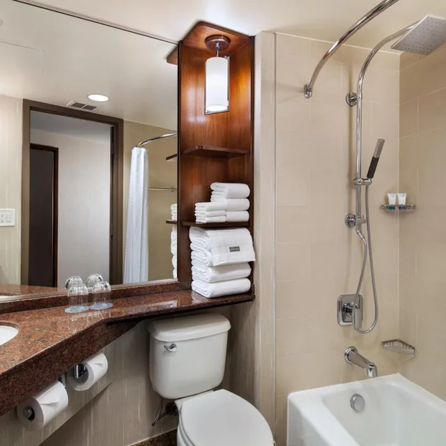 Guest Room, Queen Bed, Accessible, Westin Bonaventure 2/3