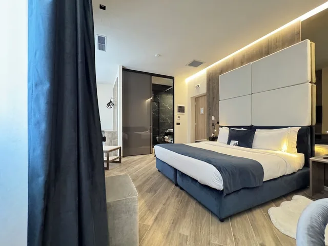 Royal, Blue, Suite, King Bed, Hot Tub، Athens The L7 Str - Luxury Boutique Collection Hotel 1/10