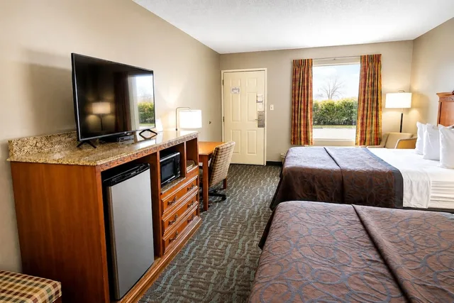 Standard, 2 Queen Beds, Days Inn by Wyndham Apple Valley Pigeon Forge/Sevierville 8/10
