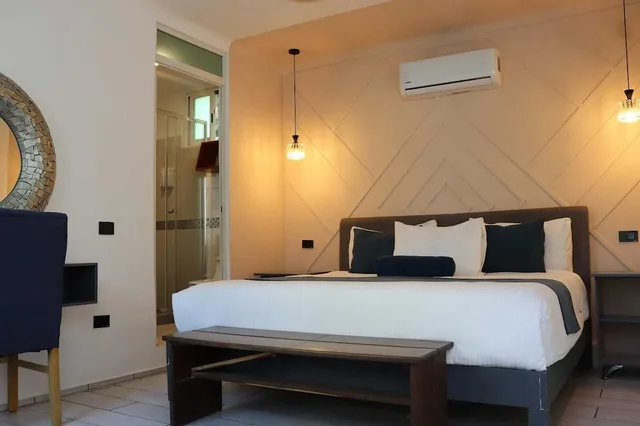 غرفة فاخرة بسرير كينج بإطلالة على المسبح بحمام خاص، Casa Gem B&B 9/10