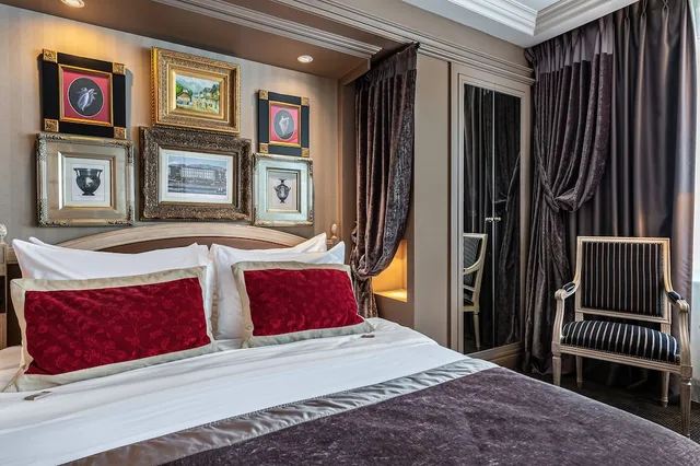 جناح جونيور بسرير كينج مع أريكة، Royal Manotel 1/7