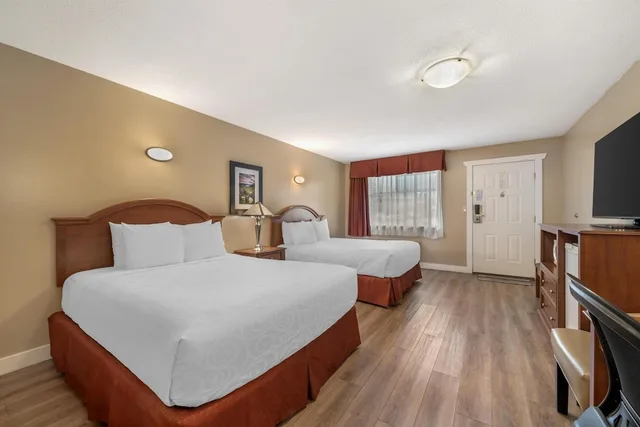 غرفة قياسية بسريرين كوين يُسمح فيها بالحيوانات الأليفة في الطابق الأرضي، Best Western Sicamous Inn 2/7