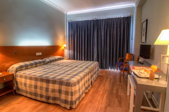 Room, Twin Beds, with Extra Bed, Hotel Azar 3/8
