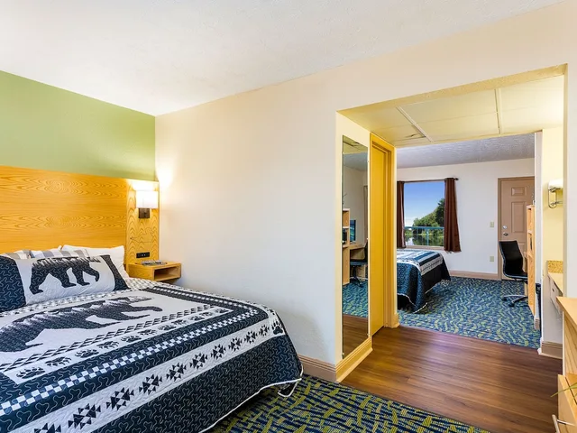 Efficiency, 2 King Beds, Kitchen, Ground Floor، Creekstone Inn 3/4