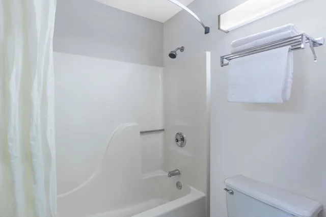 غرفة قياسية بسرير كينج مع أريكة، Super 8 By Wyndham Madison South 6/7