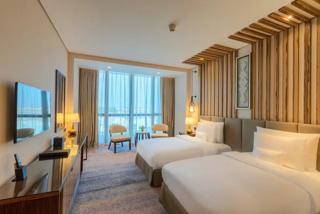 غرفة بريميير بسريرين منفصلين بإطلالة على المسبح بشرفة، Millennium Resort Salalah 3/6