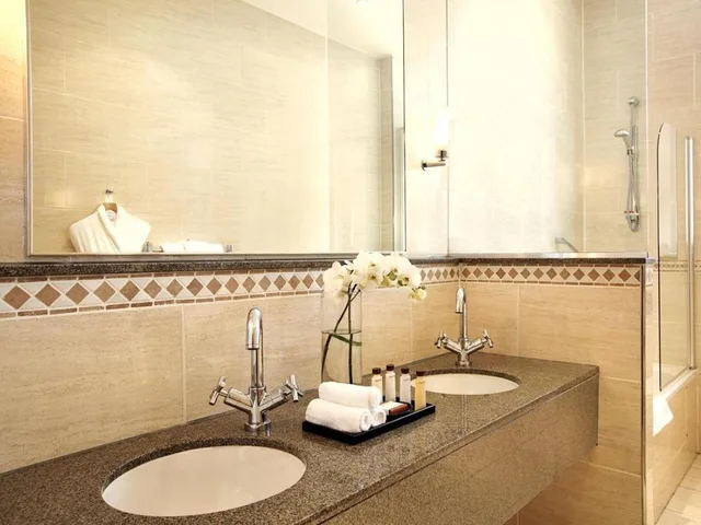 3 Bedrooms, Suite, Castle View, 3 Bathrooms, Living Area، The Caledonian Edinburgh, Curio Collection by Hilton 10/10