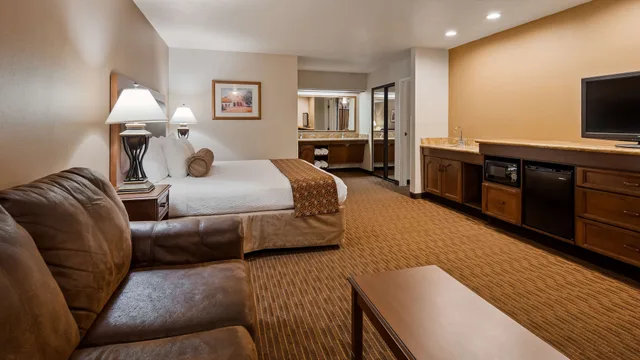 غرفة قياسية بسرير كينج مع أريكة لذوي الإعاقة، Best Western Casa Grande Inn 5/10