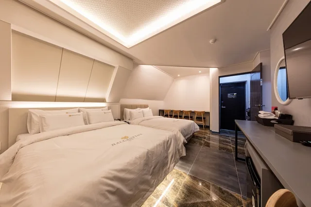 غرفة عائلية بسريرين كوين، Ballantine Hotel 1/6