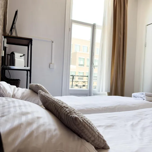 غرفة بسريرين منفصلين، Amsterdam Inn Hotel 1/10