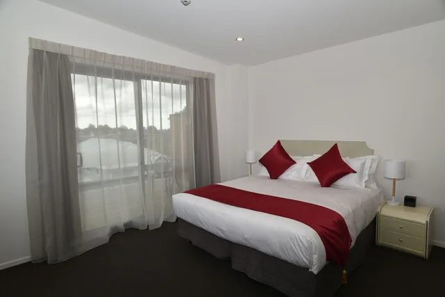 Studio, Twin Beds, Bealey Plaza Motel 1/3