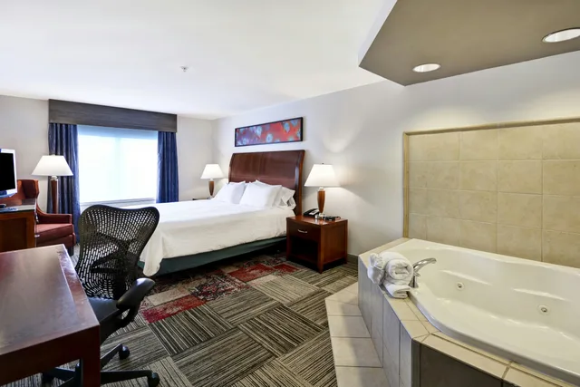 غرفة بسرير كينج بحوض جاكوزي، Hilton Garden Inn Gulfport Airport 6/6