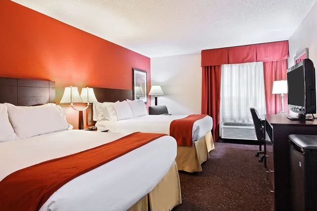 Standard, 2 Queen Beds, Holiday Inn Express Hotel and Suites Knoxville-North-I-75 Exit 112 1/5