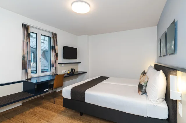 Room, Triple, Double Bed, Bristol Hotel Zurich 1/1