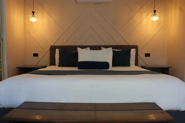 غرفة فاخرة بسرير كينج بإطلالة على المسبح بحمام خاص، Casa Gem B&B 6/10