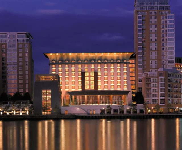 غرفة بسرير مزدوج بإطلالة، Vignette Collection Canary Riverside Plaza London by IHG 1/1