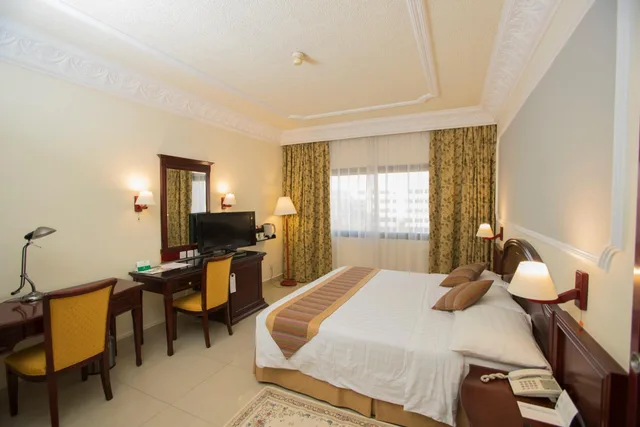 غرفة ثلاثية، Muscat Holiday 2/4