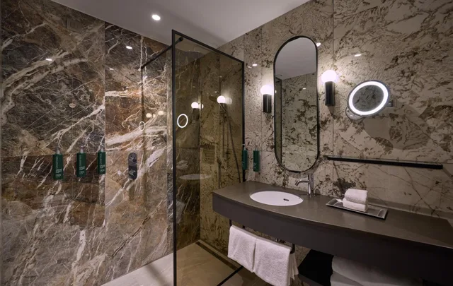 غرفة ديلوكس بسرير كينج وسرير كوين، Hilton Milan Hotel 5/7