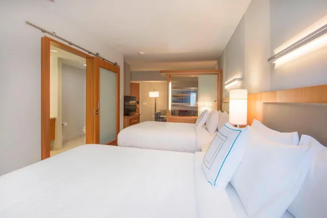 جناح بسريرين كوين مع سرير سحّاب إضافي مع أريكة، Springhill Suites Wilmington Mayfaire 1/3