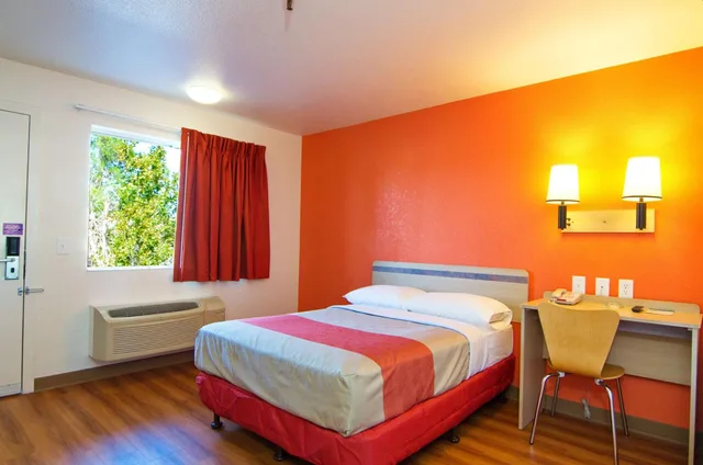 غرفة بسرير مزدوج لذوي الإعاقة، Motel6 Twentynine Palms, CA 5/8