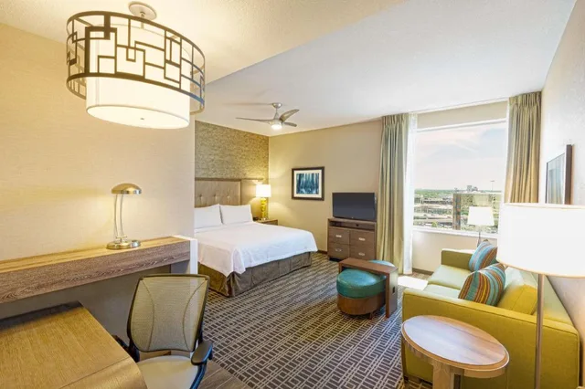 جناح استوديو بسرير كينج مع أريكة لذوي الإعاقة، Homewood Suites by Hilton Houston Downtown 1/2