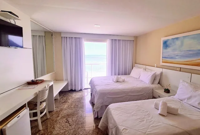 غرفة قياسية بسرير كوين وسريرين منفصلين بإطلالة على الشاطئ بشرفة، KS Beach Hotel 1/1