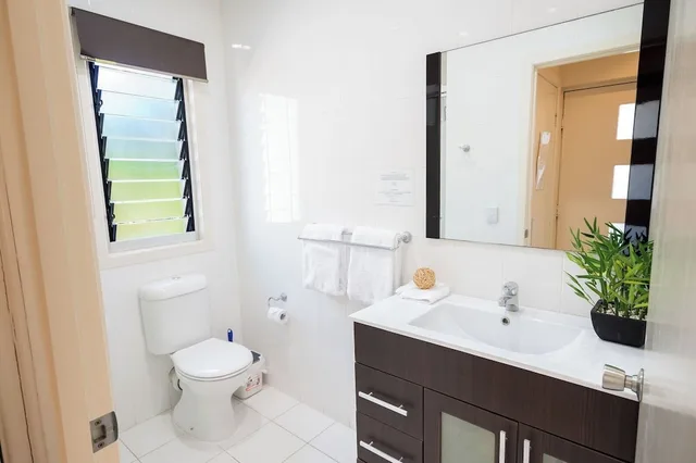 شقة سوبيريور بسرير كينج وسريرين منفصلين بإطلالة على المرسى بغرفتي نوم، Airlie Apartments 5/6