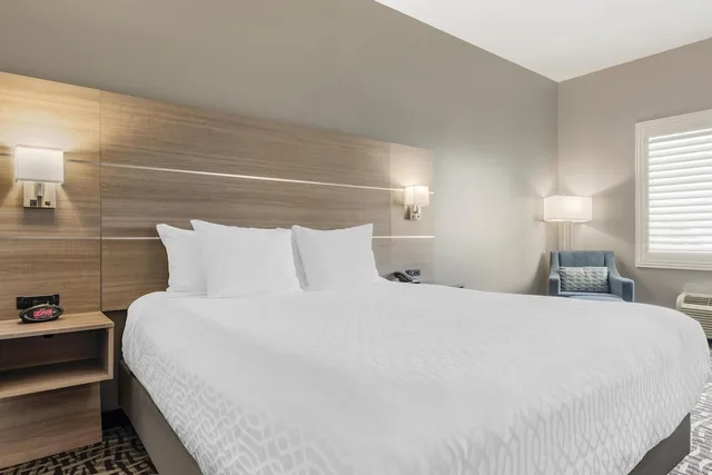 غرفة قياسية بسرير كينج بحوض جاكوزي، Best Western Plus Lake Elsinore Inn & Suites 1/2