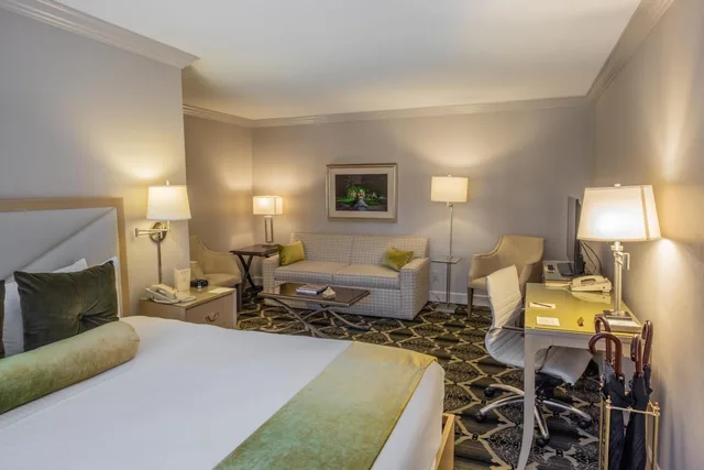 جناح بسرير كينج بشرفة، Bell Tower Hotel 1/3