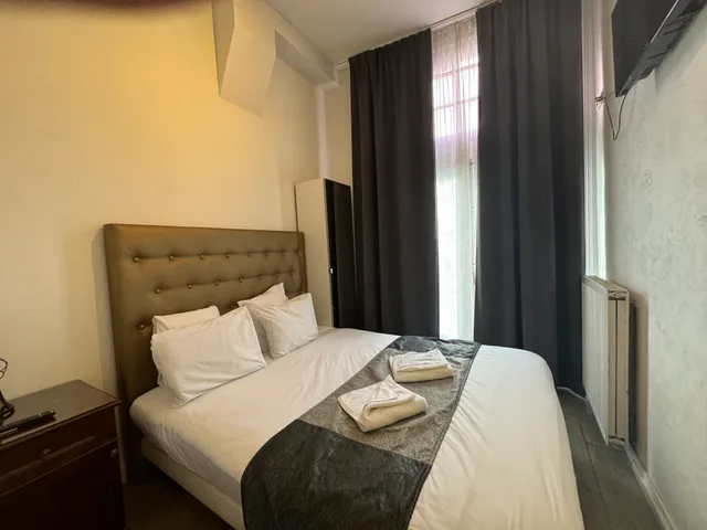 غرفة بسرير كوين بشرفة، Boutique Hotel La Belle Vue 1/3
