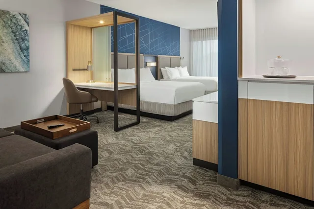 جناح بسريرين كوين مع سرير سحّاب إضافي، SpringHill Suites by Marriott Eau Claire 1/6